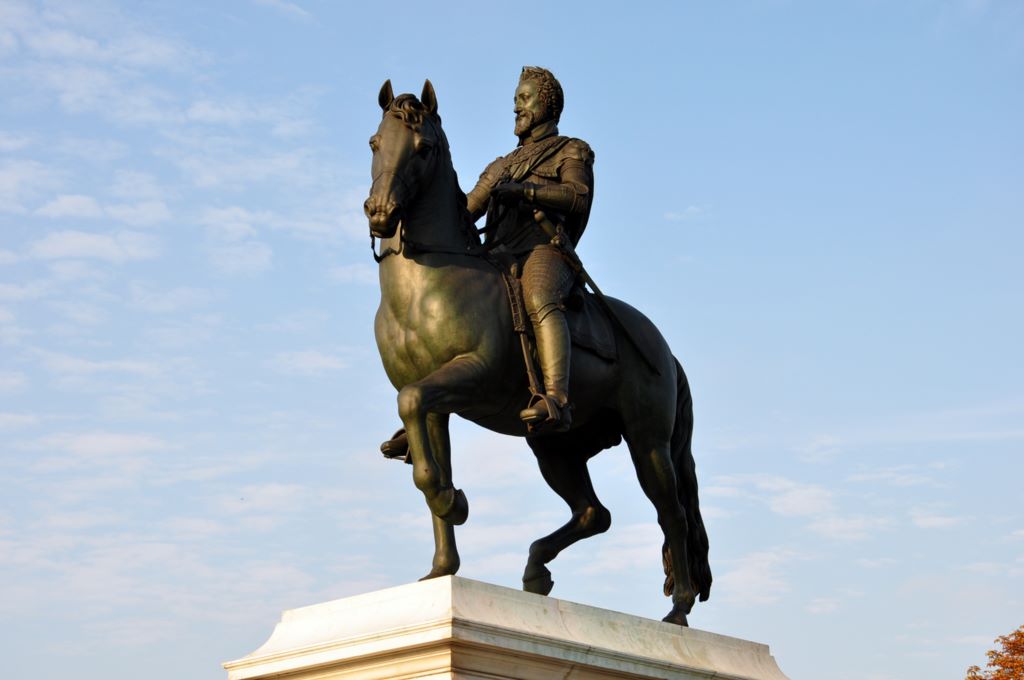 The statue of Henrici Magni in Paris.